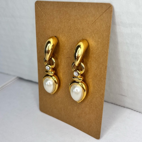SOLD!! 🧾🍒VINTAGE CHUNKY HOOP EARRINGS TEARDROP FAUX PEARL DANGLE GOLD TONE - Picture 2 of 7